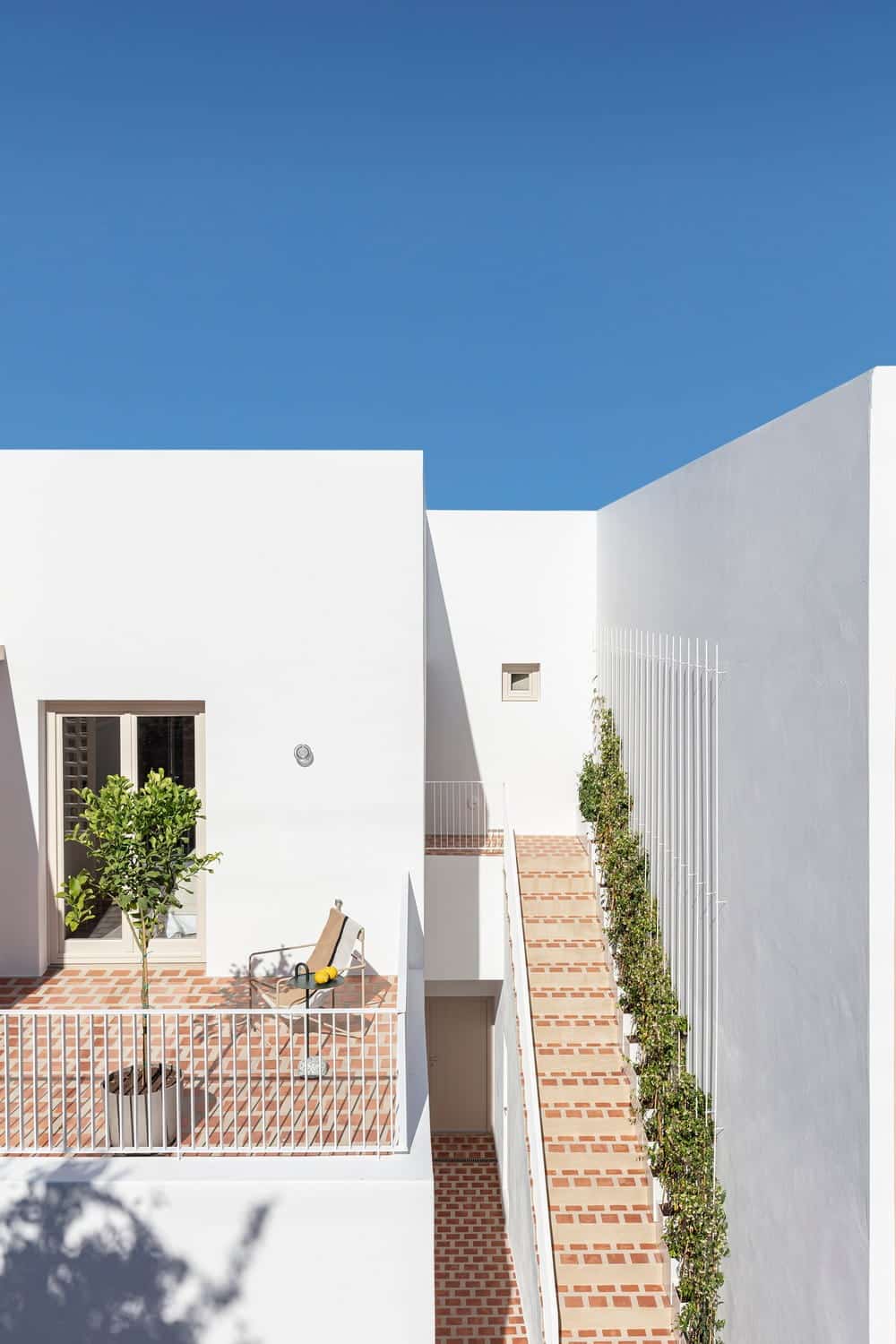 Ethos Vegan Hotel in Fira / Kapsimalis Architects