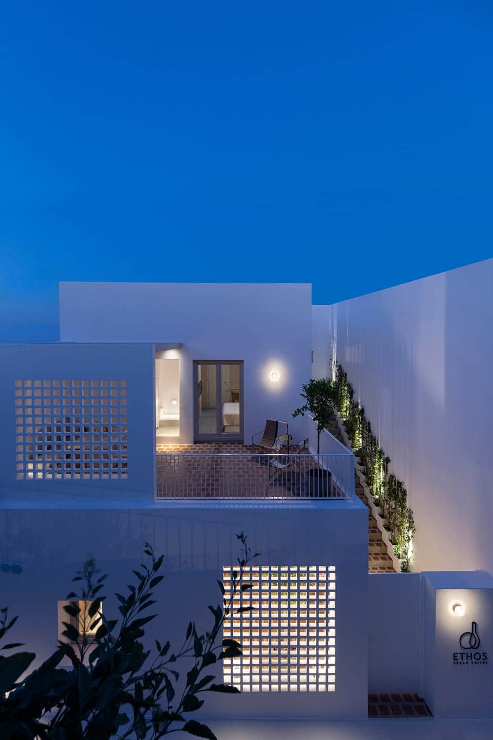 Ethos Vegan Hotel in Fira / Kapsimalis Architects