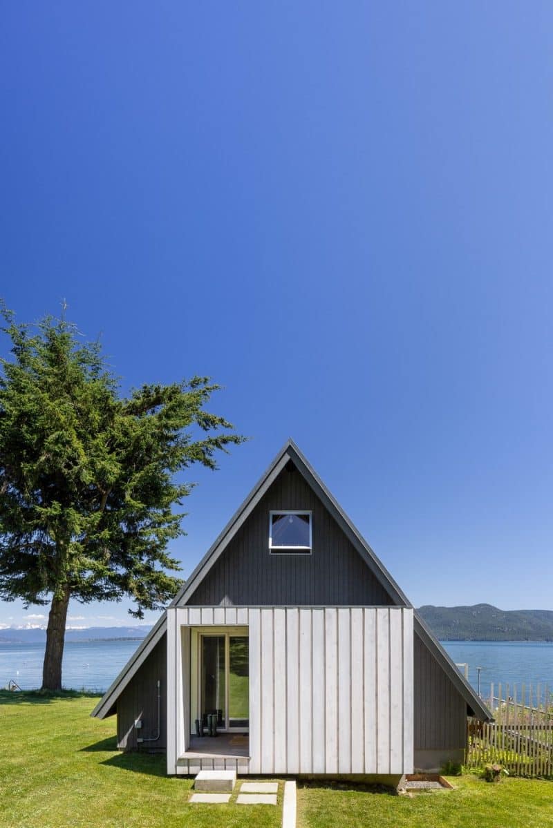 Buoy Bay A-Frame / Heliotrope Architects