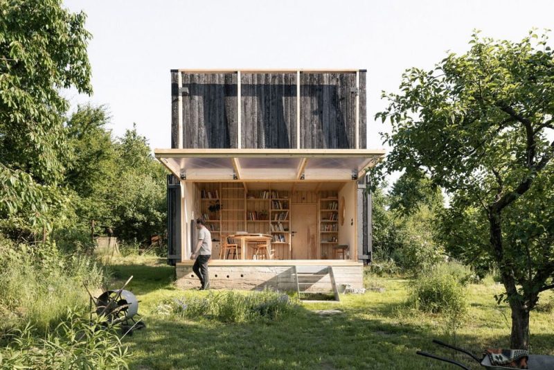 garden loggia, Wooden Garden Pavilion / BYRÓ architekti