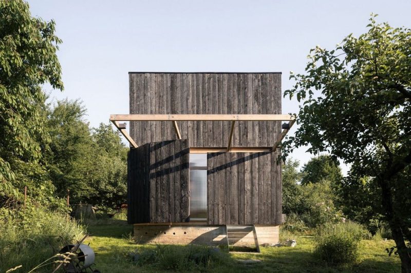 garden loggia, wooden Garden Pavilion / BYRÓ architekti