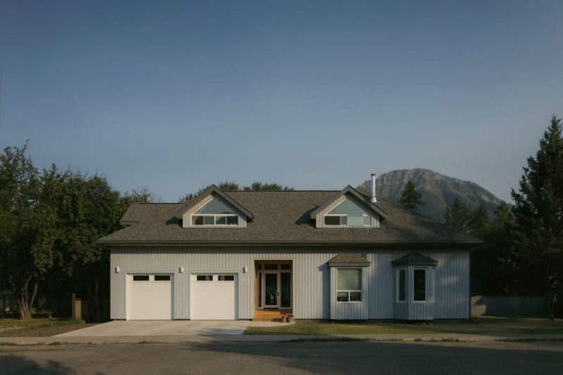 Three Peaks House / Twobytwo Architecture Studio