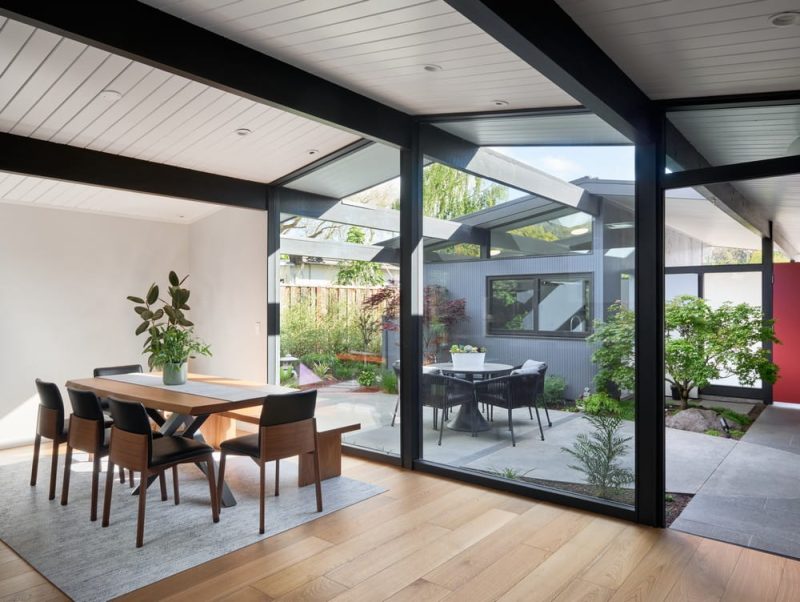 Flowing Courtyard Eichler by Klopf Architecture