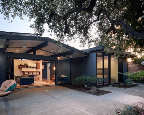 Flowing Courtyard Eichler by Klopf Architecture