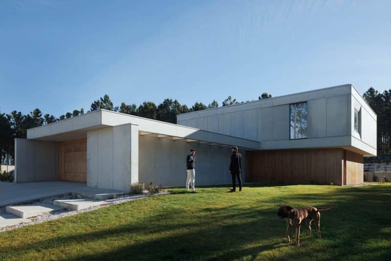 Casa em Mundão / Um para Um, arquitectura e engenharia