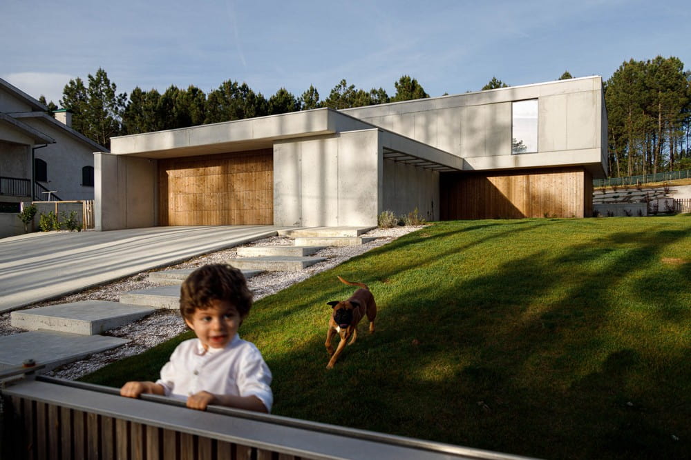 Casa em Mundão / Um para Um, arquitectura e engenharia