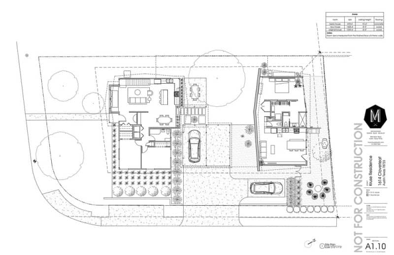 Austin Minimalist Backhouse / Moontower