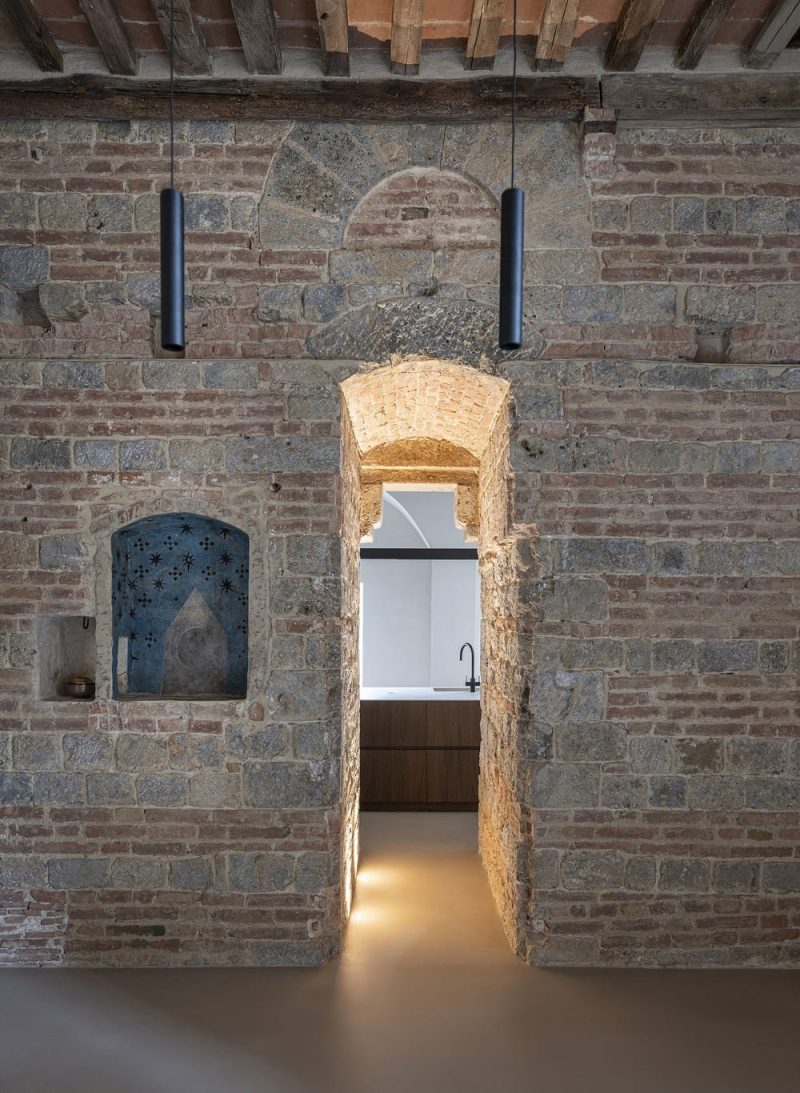 Medieval Tower Apartment / CMTarchitetti