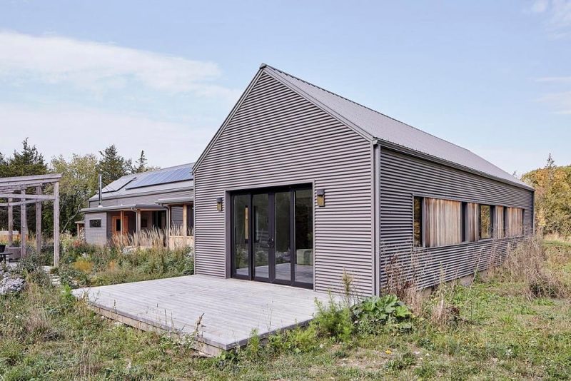 Milford Off-Grid House / Solares Architecture