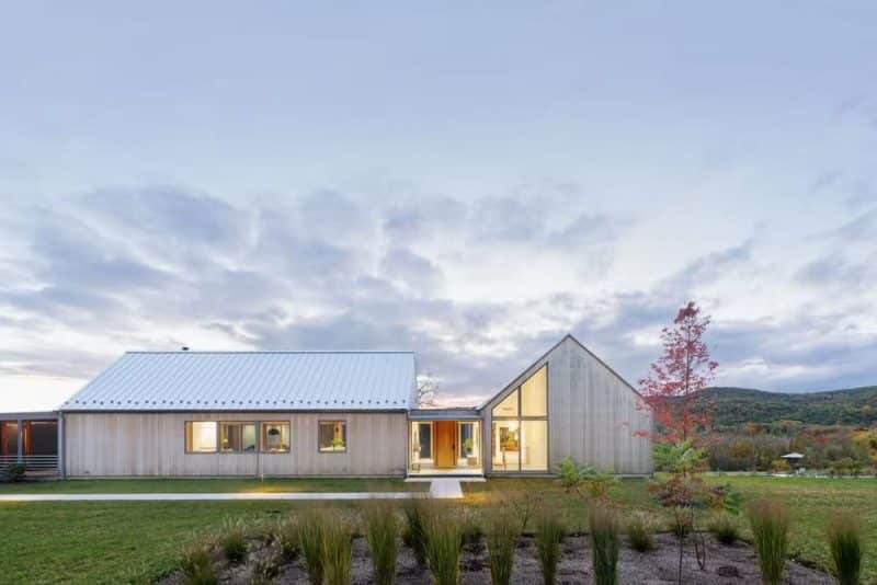 The Meadows House / Multitude Studio