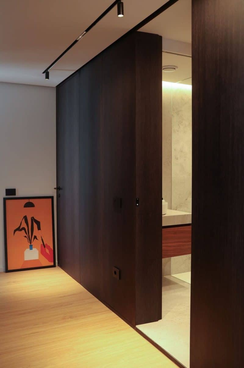 Albino Authenticity Apartment / Rebus Architects