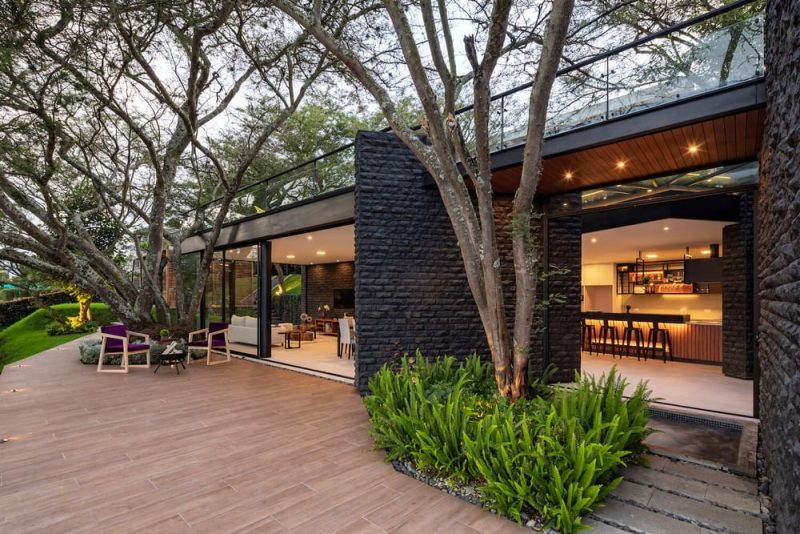 Hidden Stone House / A1 Arquitectura Avanzada