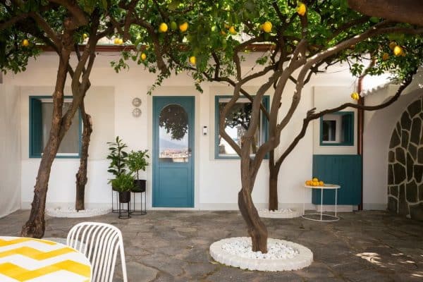 Two Colors Mediterranean Retreat / Paola Sola