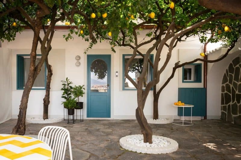 Two Colors Mediterranean Retreat / Paola Sola