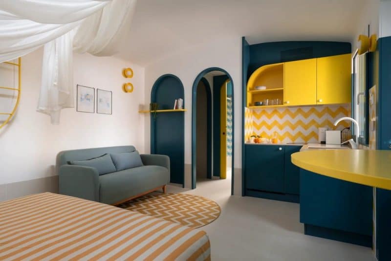 Two Colors Mediterranean Retreat / Paola Sola