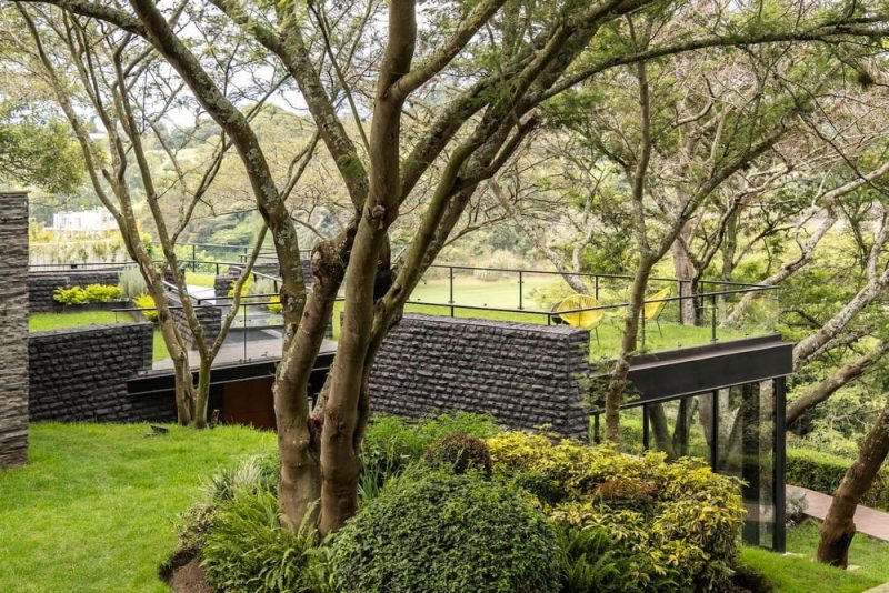 Hidden Stone House / A1 Arquitectura Avanzada