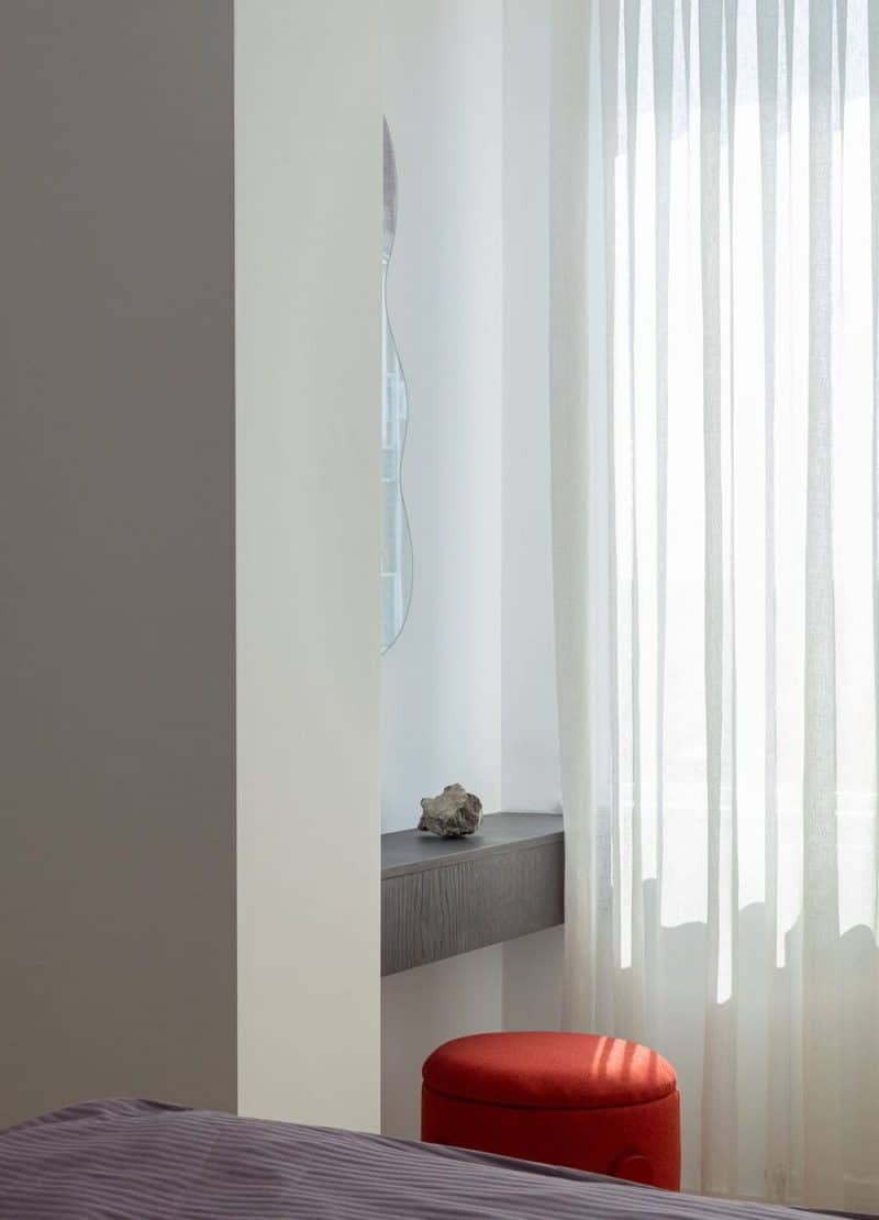 Albino Authenticity Apartment / Rebus Architects