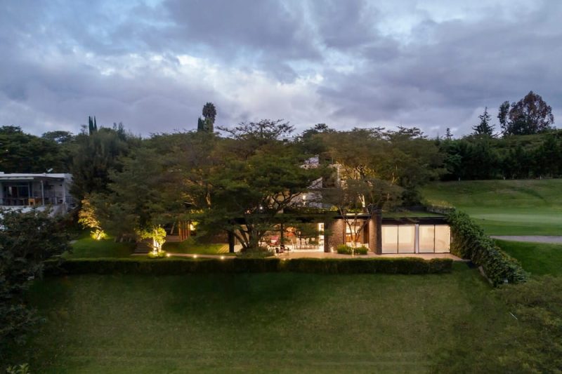 Hidden Stone House / A1 Arquitectura Avanzada