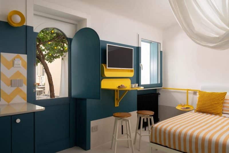 Two Colors Mediterranean Retreat / Paola Sola