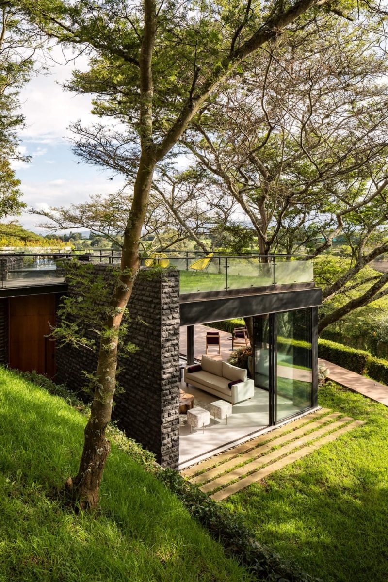 Hidden Stone House / A1 Arquitectura Avanzada