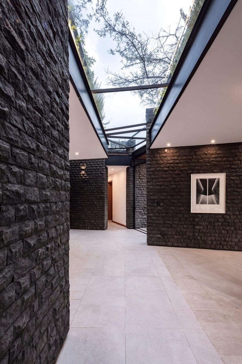 Hidden Stone House / A1 Arquitectura Avanzada