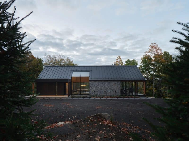 Mountainside Residence in Bromont / Muuk Architecture