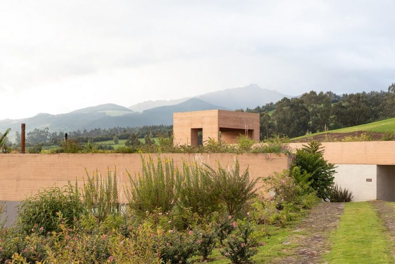 Casa Pastizal / Diez + Muller Arquitectos