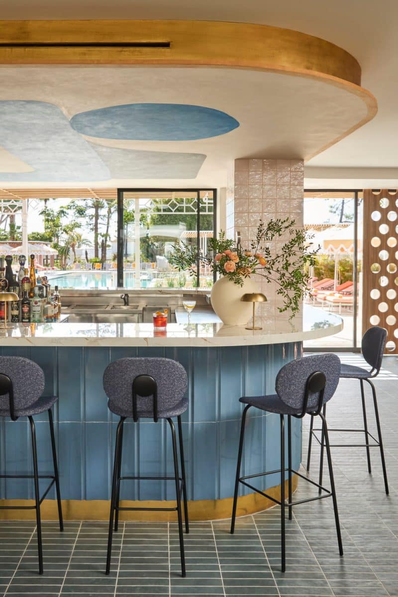 bar