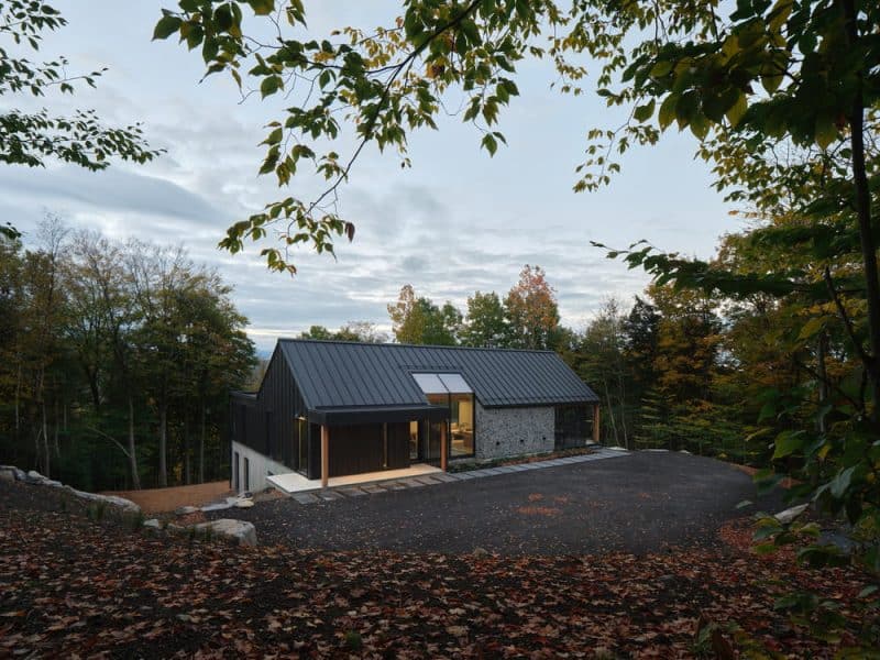 Mountainside Residence in Bromont / Muuk Architecture