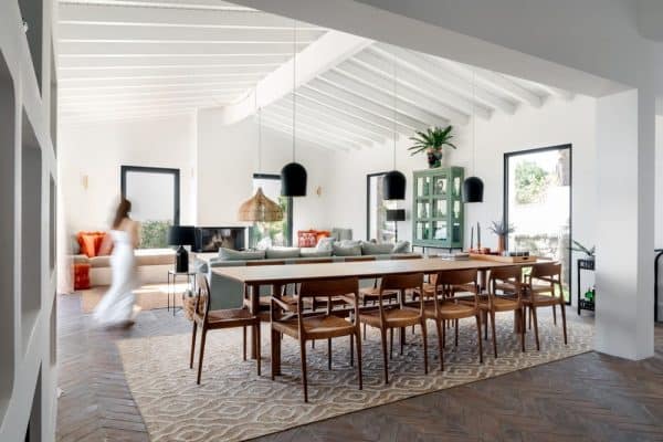 Nestled in the picturesque hills of Loulé, Casa Alfeição seamlessly blends architectural elegance with breathtaking views over central and eastern Algarve. The project, a collaborative effort between the talented architects at StudioArte, the creative directing of Arnold Aarssen, Interior concepts and designs by @georgiaonterior and @concepto_studio.eu , as well as the visionary homeowners. The interior design of Casa Alfeição is a harmonious blend of modern aesthetics and traditional Portuguese elements. Clean lines, natural materials, and a neutral color palette create a serene and inviting atmosphere.