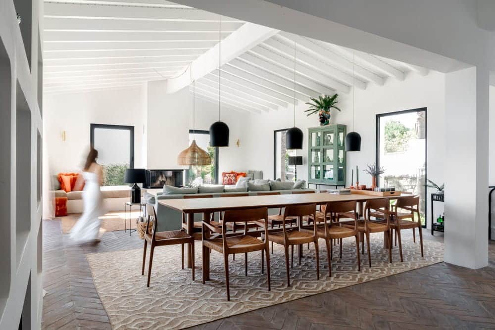 Nestled in the picturesque hills of Loulé, Casa Alfeição seamlessly blends architectural elegance with breathtaking views over central and eastern Algarve. The project, a collaborative effort between the talented architects at StudioArte, the creative directing of Arnold Aarssen, Interior concepts and designs by @georgiaonterior and @concepto_studio.eu , as well as the visionary homeowners. The interior design of Casa Alfeição is a harmonious blend of modern aesthetics and traditional Portuguese elements. Clean lines, natural materials, and a neutral color palette create a serene and inviting atmosphere.