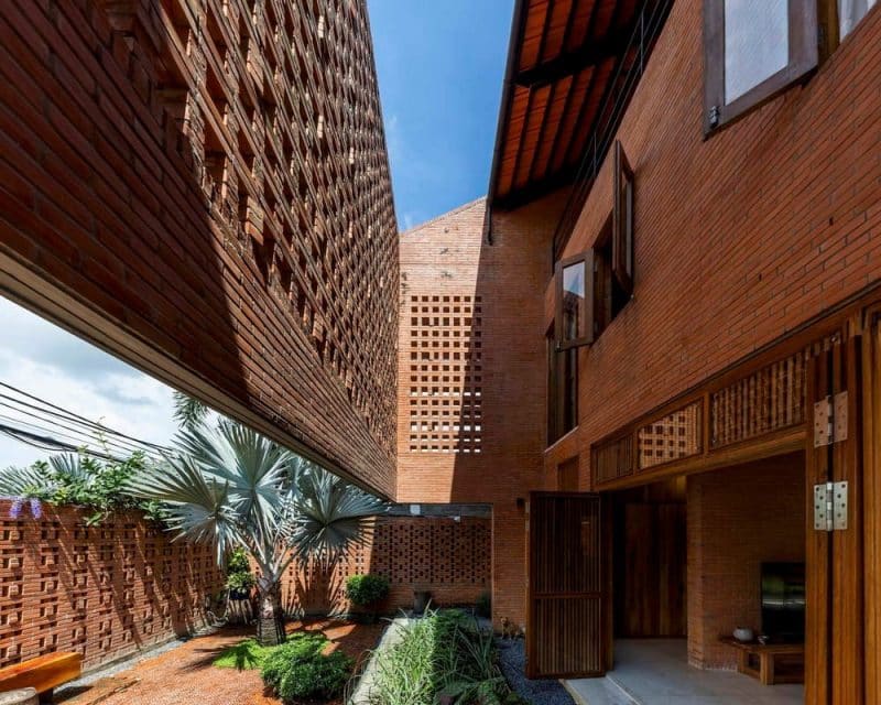 Nhà Bè House / Tropical Space