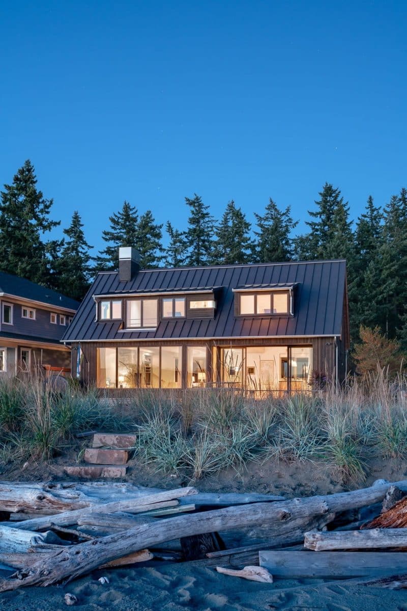Mutiny Bay Beach Cabin / Graham Baba Architects