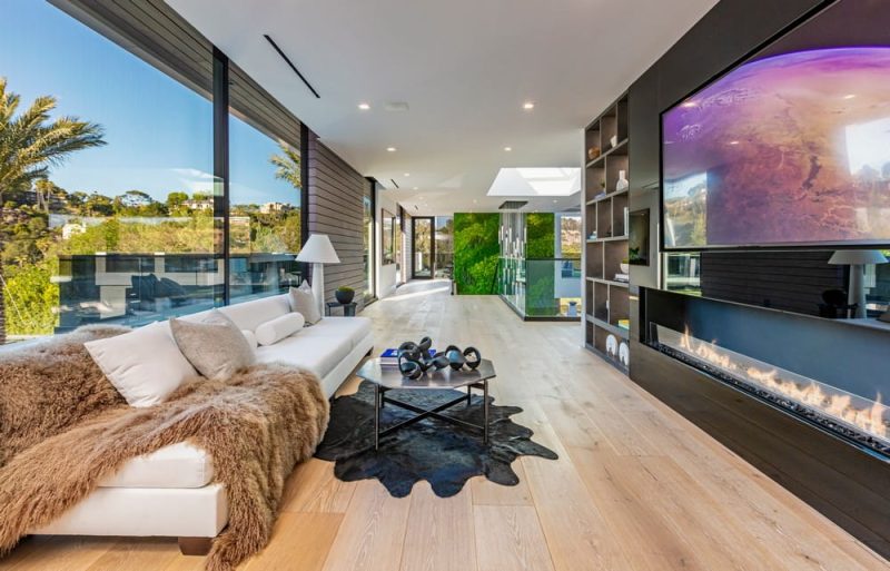 Bundy Drive House / Whipple Russell Architects