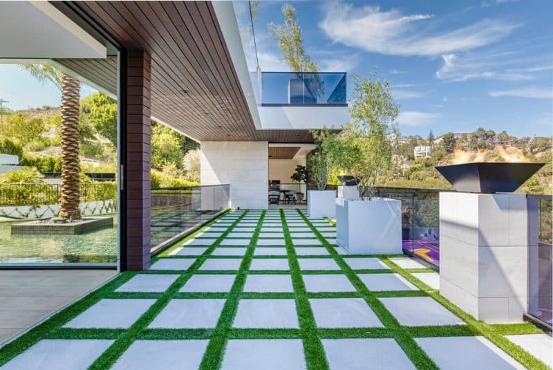 Bundy Drive House / Whipple Russell Architects