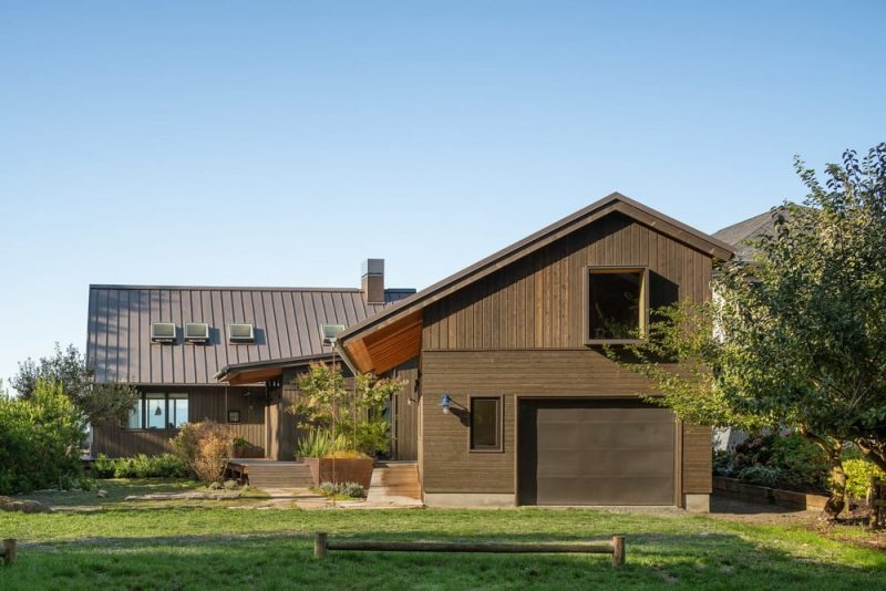 Mutiny Bay Beach Cabin / Graham Baba Architects