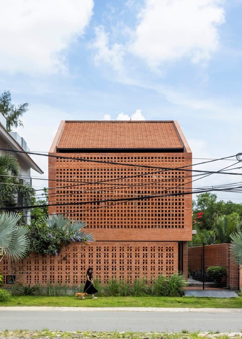 Nhà Bè House / Tropical Space