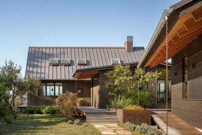 Mutiny Bay Beach Cabin / Graham Baba Architects