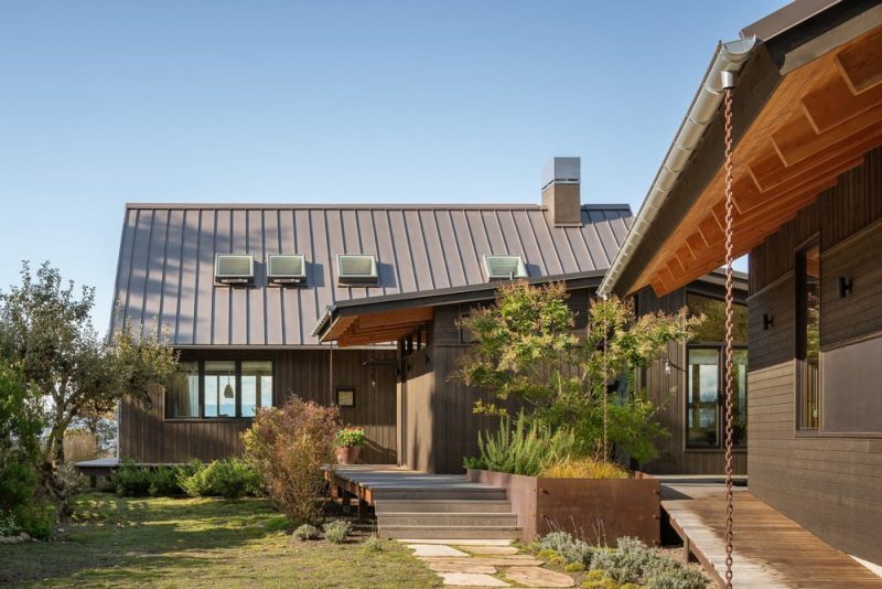 Mutiny Bay Beach Cabin / Graham Baba Architects