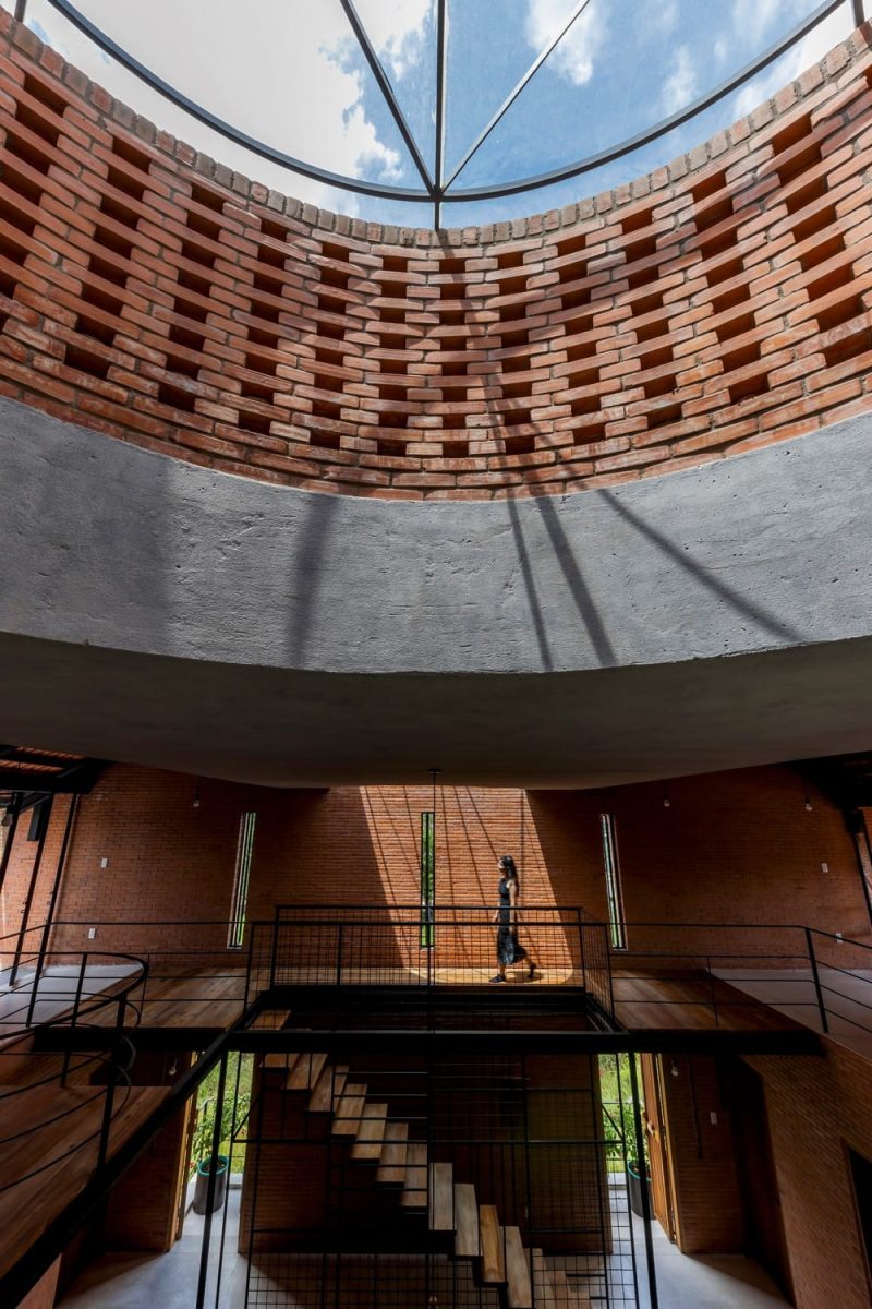 Nhà Bè House / Tropical Space