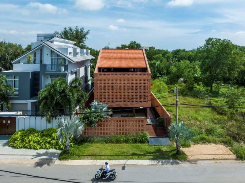 Nhà Bè House / Tropical Space