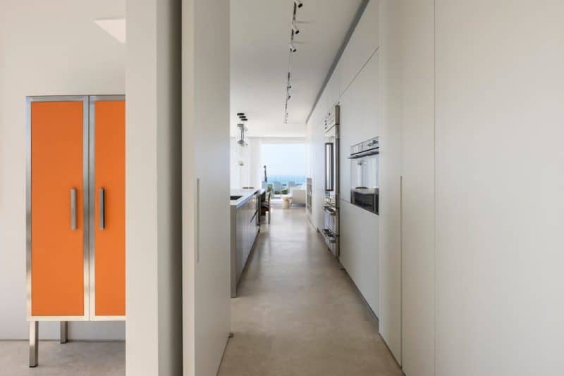 M4 – An Art Collectors' Apartment by Raz Melamed