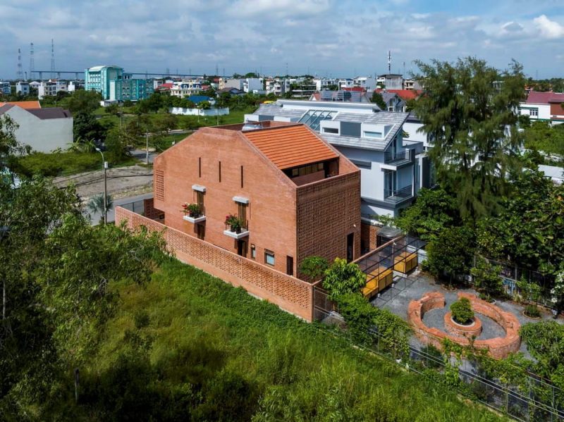 Nhà Bè House / Tropical Space
