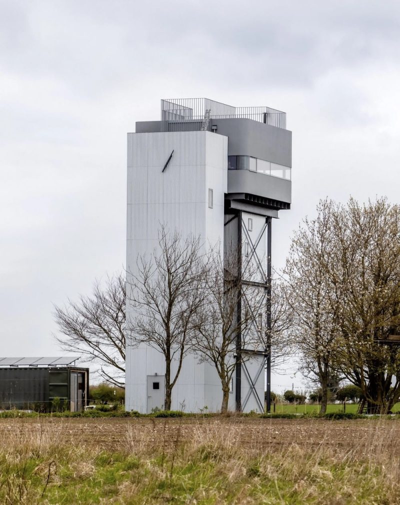 Water Tower Retreat / Tonkin Liu