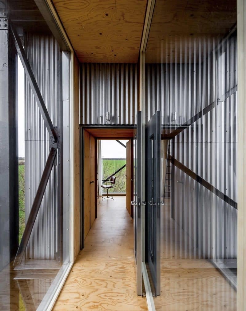 Water Tower Retreat / Tonkin Liu