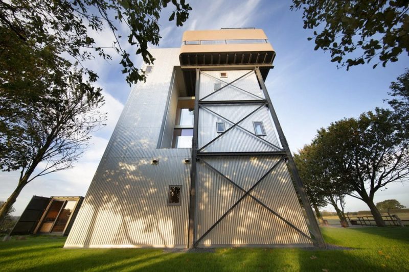 Water Tower Retreat / Tonkin Liu