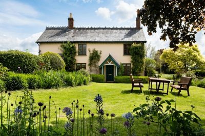 How to Design Outdoor Spaces for Multi-Generational Living