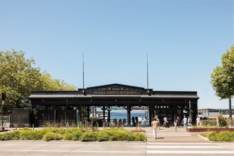 Molly Moon's ice cream shop along Seattle's waterfront / Graham Baba Architects