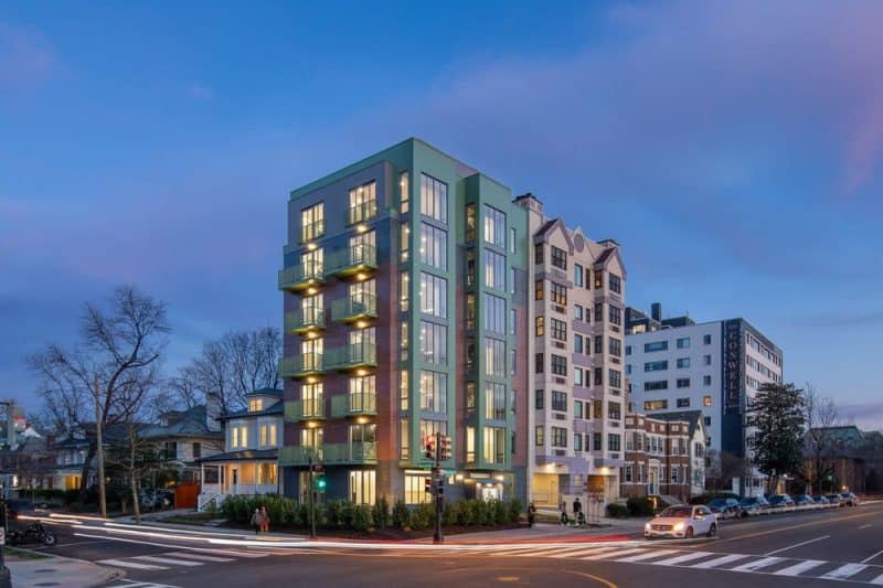 Le Parc Apartment Buiding / Teass Warren Architects