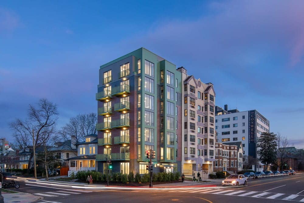 Le Parc Apartment Buiding / Teass Warren Architects